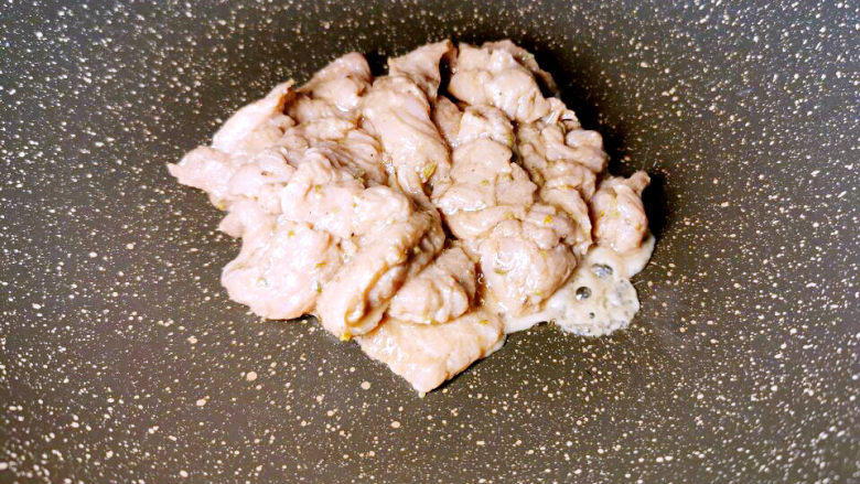 肉片炒荷兰豆,热锅冷油,下肉片滑至九成熟