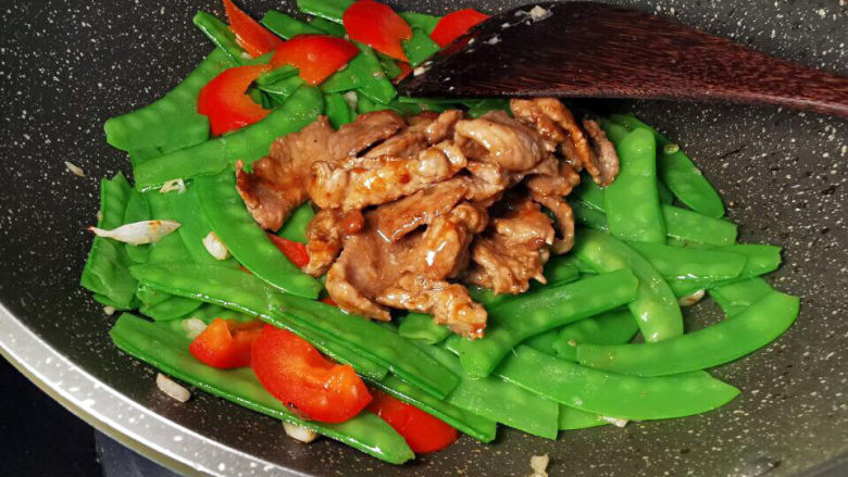 肉片炒荷兰豆,将肉片加进来,快速翻炒入味即可