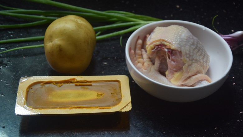 咖喱土豆鸡块,备好食材