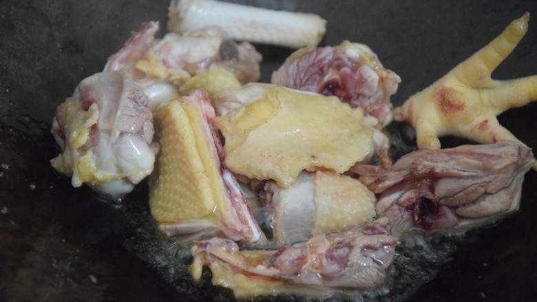 咖喱土豆鸡块,热锅凉油,倒入鸡肉翻炒至变色