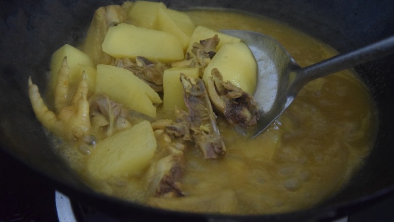 咖喱土豆鸡块,期间翻煮几次,以防粘锅