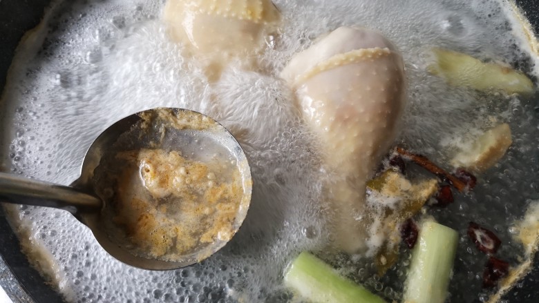 椒麻手撕鸡,撇去血沫,将鸡腿煮熟。