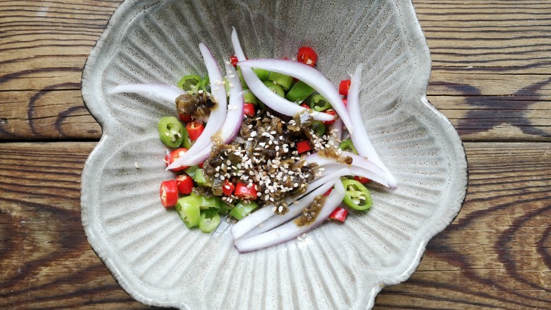 椒麻手撕鸡,将青红椒圈,洋葱丝放入碗中,加2勺藤椒酱,1小撮<a style='color:red;display:inline-block;' href='/shicai/ 678'>白芝麻</a>。