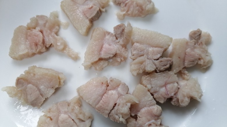 干锅菜花五花肉,将五花肉切成薄片
