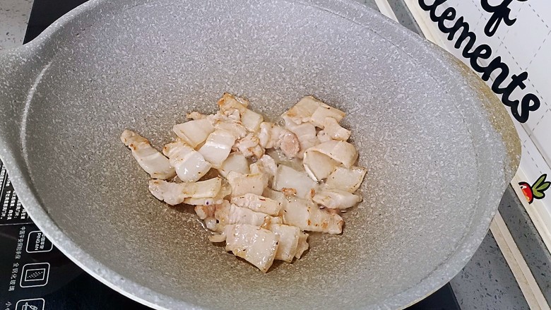 肉片炒荷兰豆,煸炒至透亮,锅底出油