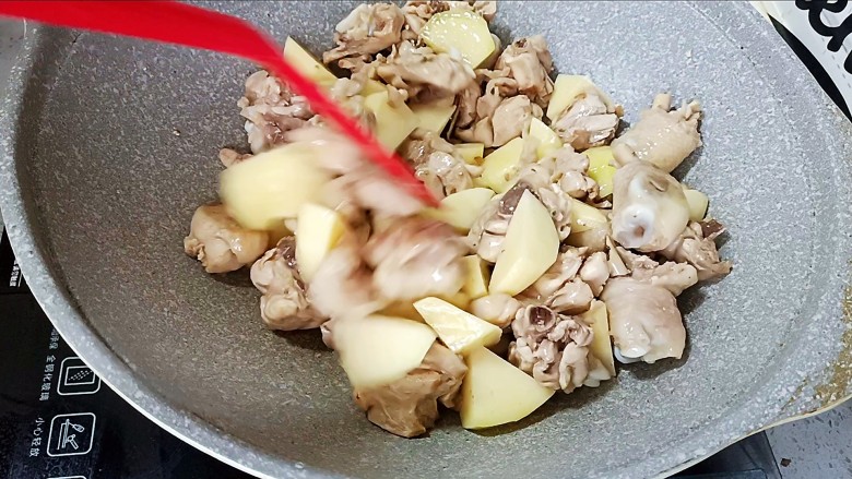 咖喱土豆鸡块,继续翻炒1分钟