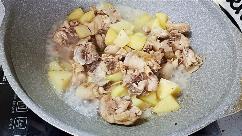 咖喱土豆鸡块,加入开水末过鸡块