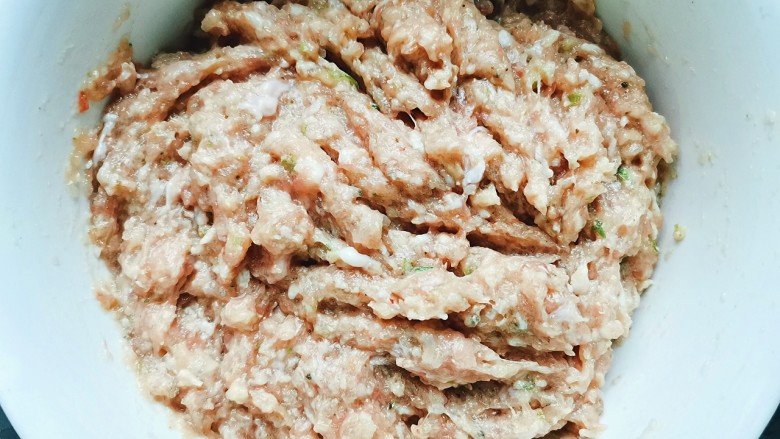 海鲜小馄饨,拌匀后就可以包啦!