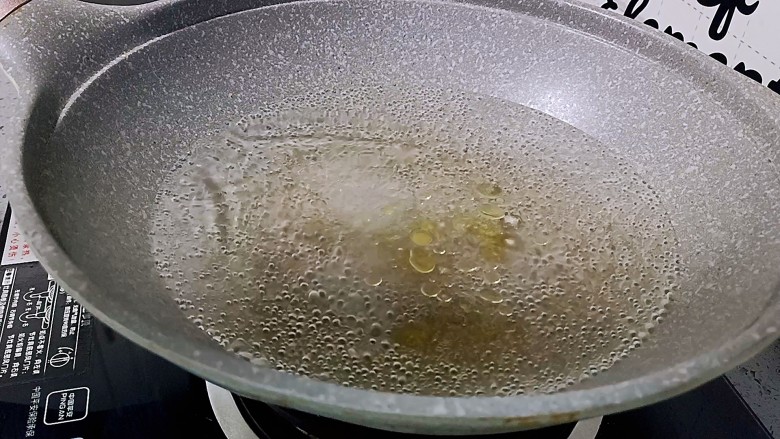 培根炒秋葵,烧半锅开水,加入少许盐和油