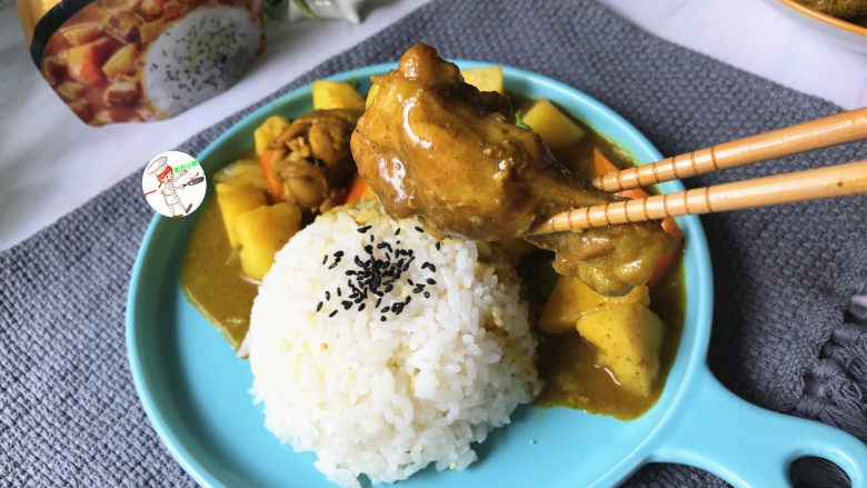咖喱土豆鸡块,吃的时候拌一拌,鸡块和米饭上都裹满了浓浓的喱,真的太好吃了