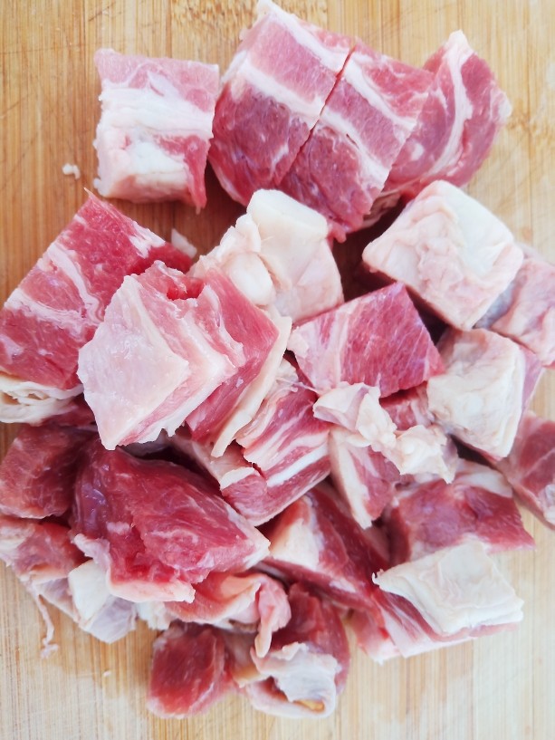 从不失手的牛肉烩菜,一斤半<a style='color:red;display:inline-block;' href='/shicai/ 218'>牛腩</a>切成块,用清水浸泡出血水,控干水分备用。
