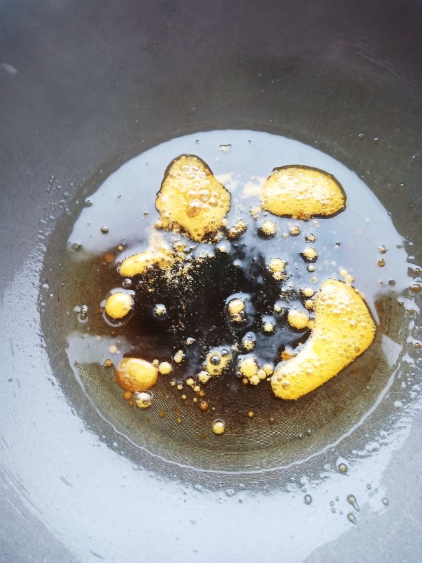从不失手的牛肉烩菜,锅中烧油,放入适量冰糖炒至起枣红色大泡。