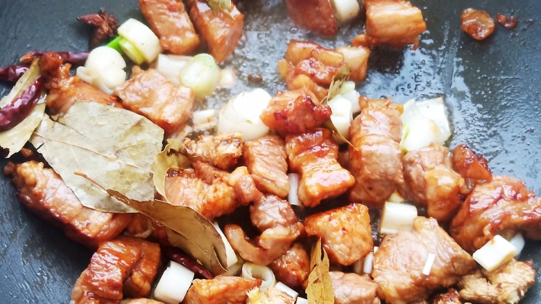 从不失手的牛肉烩菜,加入准备好的香料翻炒出香气。