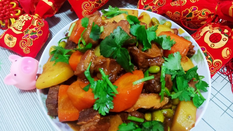 从不失手的牛肉烩菜,盛入盘中,撒上香菜点缀即可。
