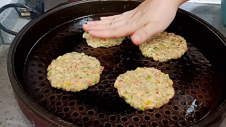 鲜虾蔬菜饼,电饼铛预热刷油，放入馅压成饼状