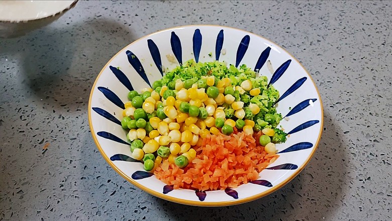 鲜虾蔬菜饼,一起放入虾馅里