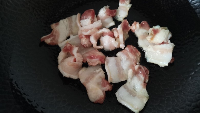 肉片炒荷兰豆,热锅倒入少许油,放入五花肉煎