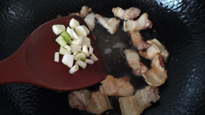 肉片炒荷兰豆,煎至两面微黄,放入葱蒜片炒香
