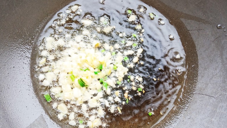 酱汁茄子,锅中烧油,爆香蒜末。