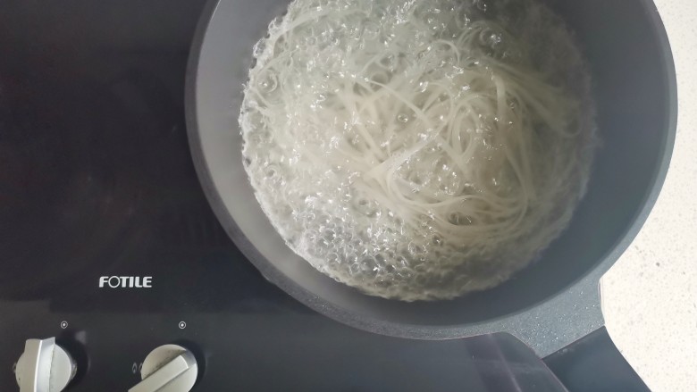 酸汤粉,锅中烧开水放入河粉煮熟,