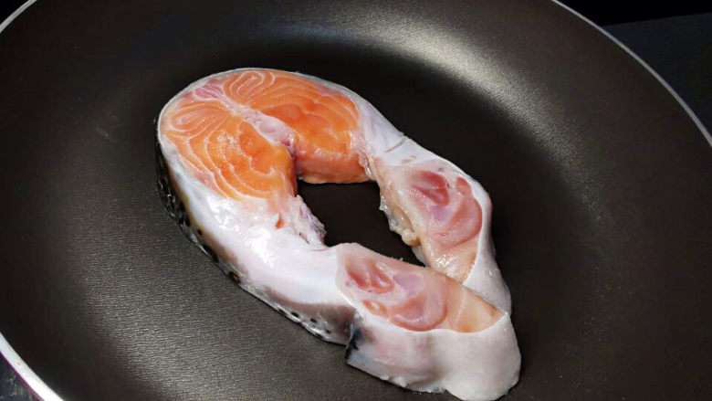 三文鱼生菜春卷/青柠黄瓜饮,下锅干煎