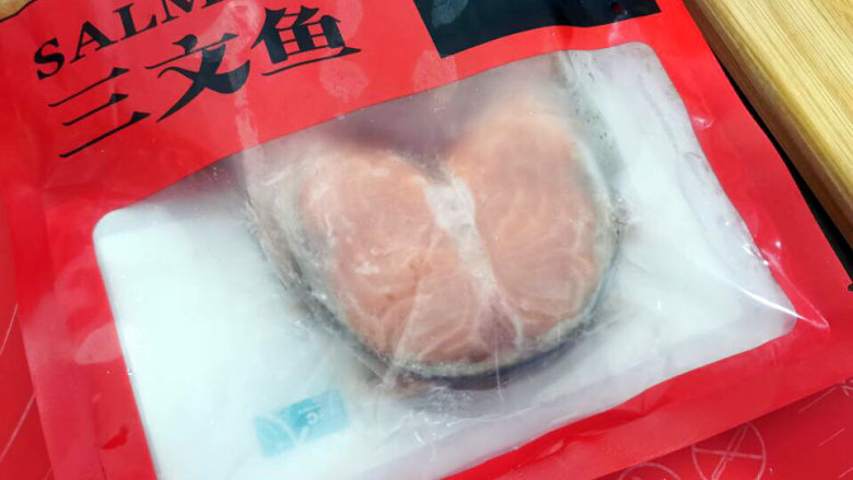 三文鱼生菜春卷/青柠黄瓜饮,<a style='color:red;display:inline-block;' href='/shicai/ 363'>三文鱼</a>
