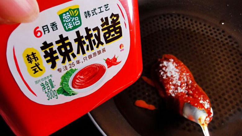 三文鱼生菜春卷/青柠黄瓜饮,挖两大勺辣椒酱入锅,加入少许糖提鲜