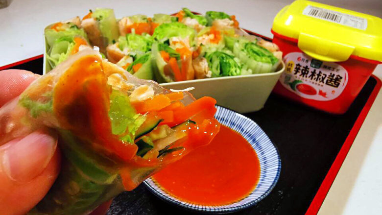三文鱼生菜春卷/青柠黄瓜饮,对半切开春卷或直接蘸酱吃皆可