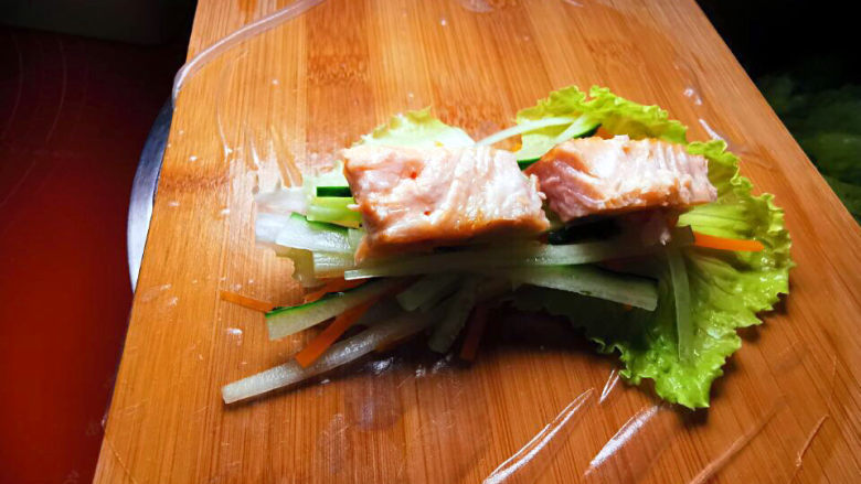 三文鱼生菜春卷/青柠黄瓜饮,黄瓜丝,三文鱼