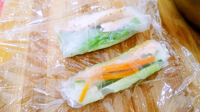 三文鱼生菜春卷/青柠黄瓜饮,春卷皮左右两侧往內折好,往前卷紧即可