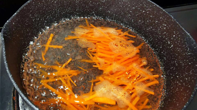三文鱼生菜春卷/青柠黄瓜饮,胡萝卜丝入锅汆烫,捞出漂凉