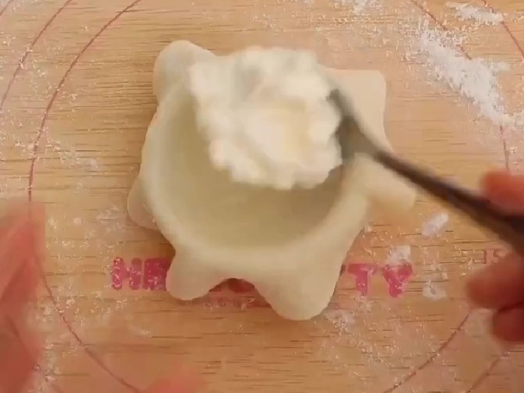 草莓雪媚娘,放在磨具中,加上淡奶油。