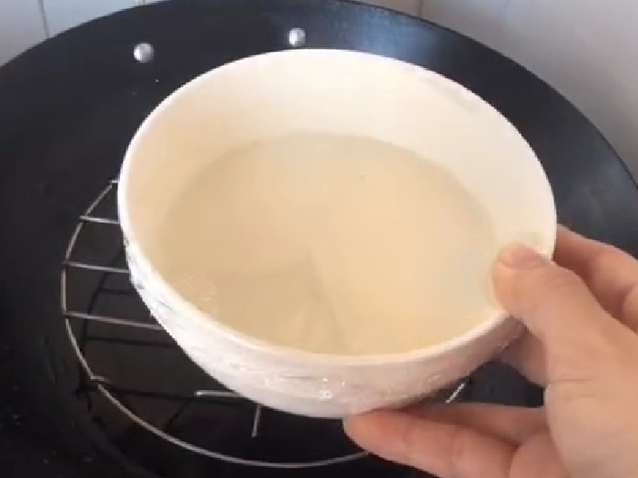 草莓雪媚娘,开水蒸15分,中间搅拌几次。
