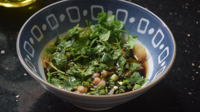 酸汤粉,碗中倒入炒好的酸豆角干腐竹,加入葱花跟香菜碎,再倒入酱油、<a style='color:red;display:inline-block;' href='/shicai/ 849'>花生油</a>等调料