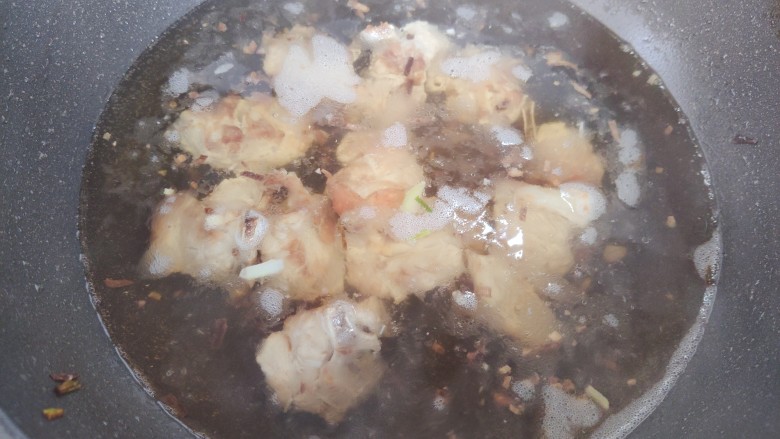 番茄排骨煲,加适量热开水(水量以稍稍没过排骨为佳)
