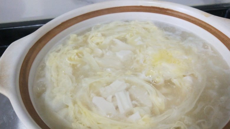 豆腐蛋花汤,等待蛋液凝固,此时不要搅动,容易散
