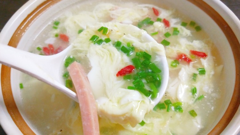 豆腐蛋花汤,出锅前加入几粒枸杞点缀