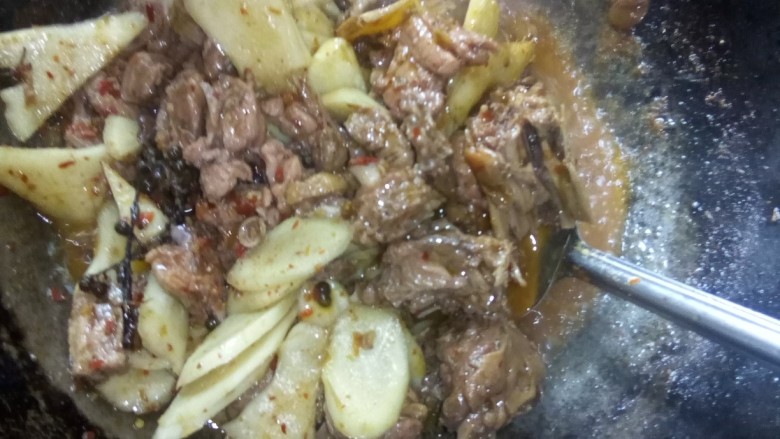 仔姜鸭,大火翻炒后,关火,起锅。