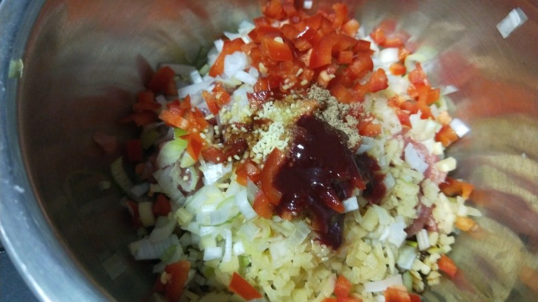 牛肉锅贴,放入红椒丁,嫩姜末,<a style='color:red;display:inline-block;' href='/shicai/ 138'>大葱</a>末。