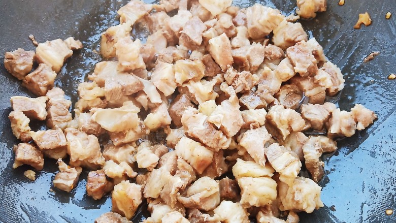 孜然牛肉粒,锅中略多一点的油,加入牛肉粒煸炒至表面微黄。