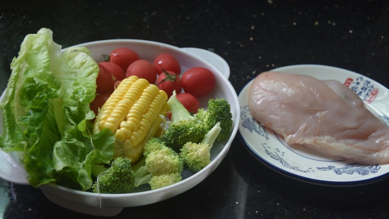 鸡胸肉蔬菜沙拉,准备好所需食材