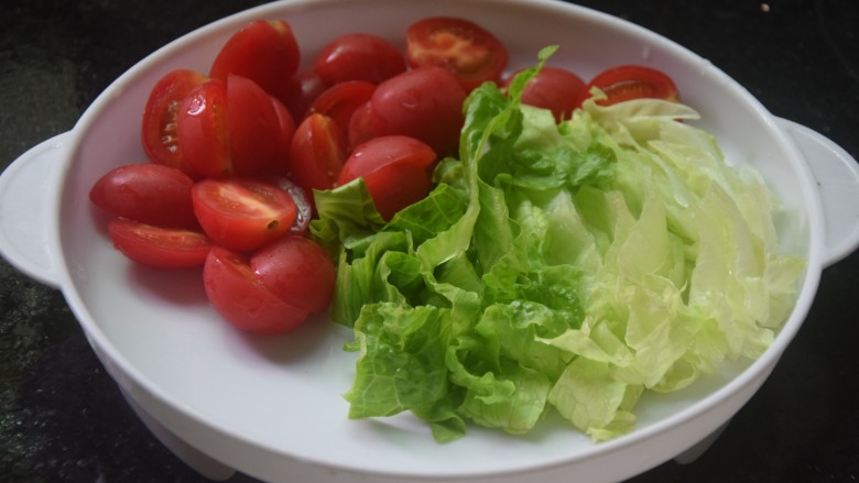 鸡胸肉蔬菜沙拉,圣女果洗净去蒂一分为二,<a style='color:red;display:inline-block;' href='/shicai/ 121'>生菜</a>洗净切丝