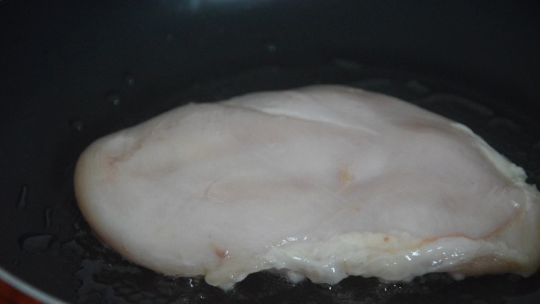 鸡胸肉蔬菜沙拉,起锅热油,放入鸡胸肉煎熟