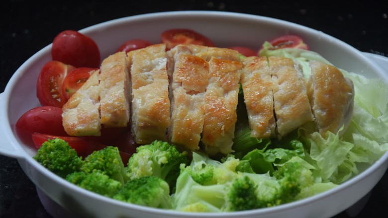 鸡胸肉蔬菜沙拉,煎好的鸡胸肉切块,跟西兰花、圣女果、生菜一起摆盘