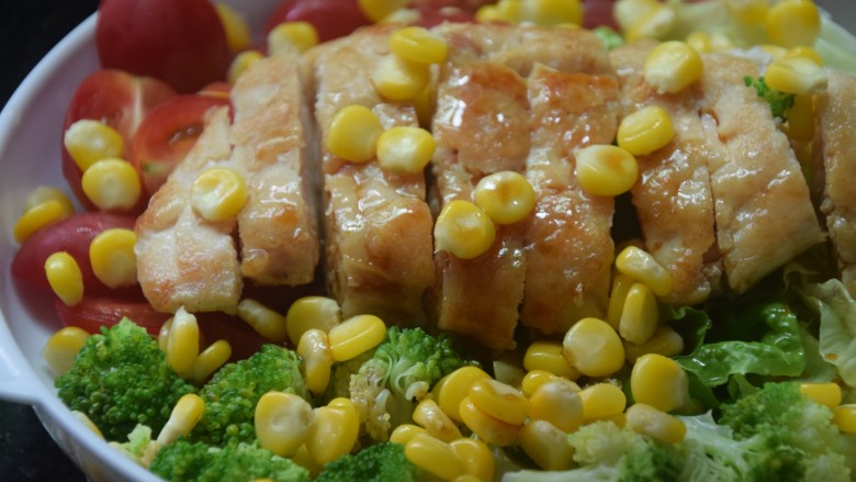 鸡胸肉蔬菜沙拉,再撒上玉米粒,淋上调好的油醋汁