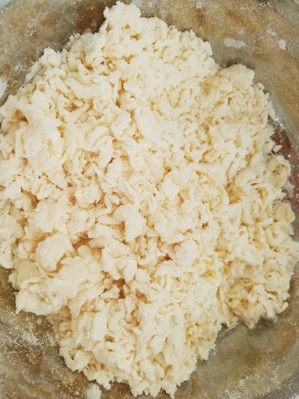番茄鸡蛋面疙瘩汤,少量多次的加入约20克水,搅拌成颗粒细小的面疙瘩。