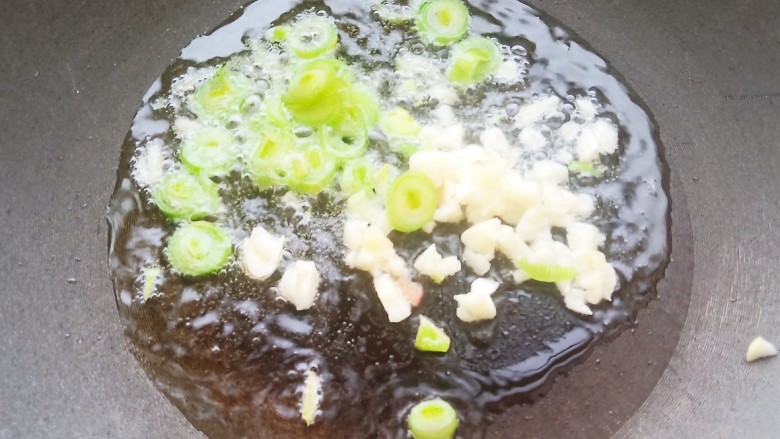 番茄鸡蛋面疙瘩汤,锅中烧油,爆香葱蒜末。