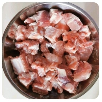 番茄排骨煲,<a style='color:red;display:inline-block;' href='/shicai/ 434'>排骨</a>剁小块,洗干净。