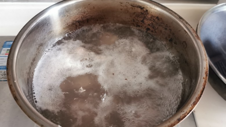 番茄排骨煲,排骨焯水,冷水冲干净血沫。