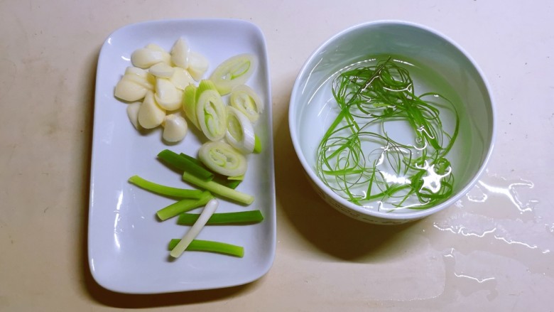 黄豆酱蒸鲈鱼,葱蒜切片,<a style='color:red;display:inline-block;' href='/shicai/ 157'>小葱</a>葱白切段,葱绿切丝。